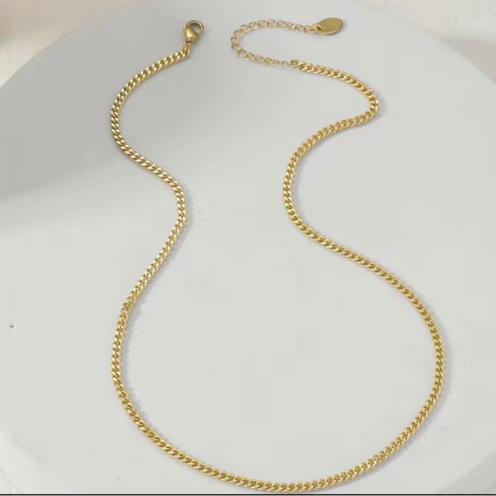 Yellow gold chain necklace